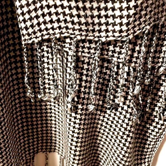 Collection XIIX Soft rayon fringed black & white houndstooth pattern large scarf - Picture 4 of 8
